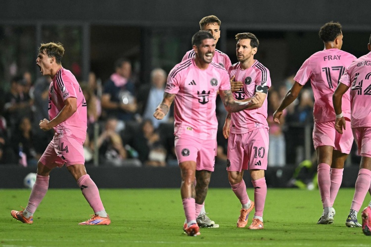 开云线上入口-记者：德保罗疑似在更衣室遗落物品，摄影师帮忙取了回来